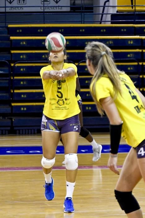 25-02-20 DEPORTES. CENTRO INSULAR DE LOS DEPORTES. LAS PALMAS DE GRAN CANARIA. Entrenamiento y foto de grupo del equipo femenino de volleyball IBSA 7 Palmas.    Fotos: Juan Castro.  | 25/02/2020 | Fotógrafo: Juan Carlos Castro