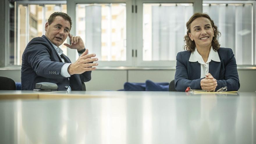 El futuro alcalde, Andrés Martínez, y la alcaldesa hasta el martes, Olivia Delgado.