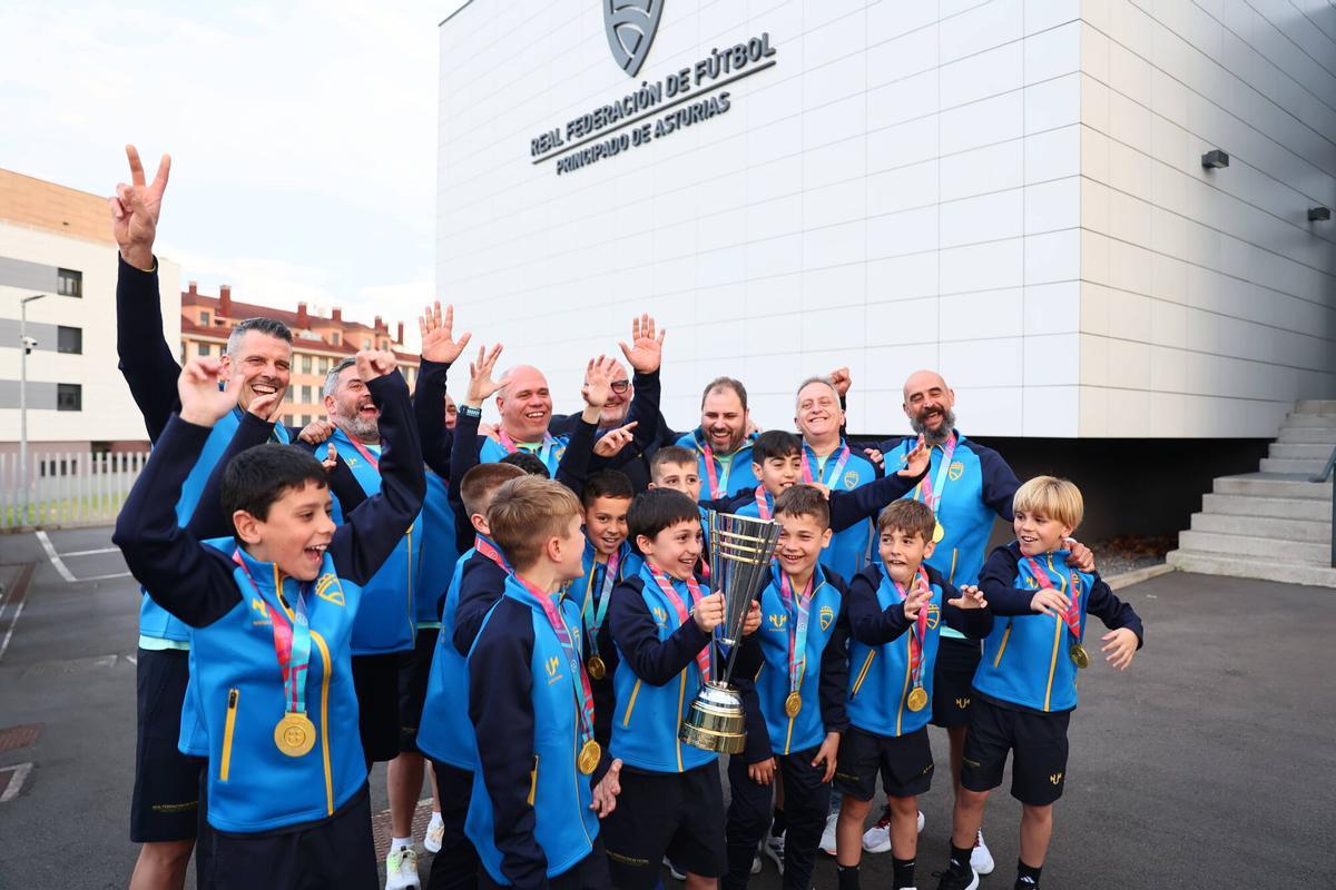 La selección sub-10 de Asturias se proclamó campeona de España de fútbol sala en Sanxenxo tras firmar un torneo impecable, culminado con una goleada ante Madrid y una remontada épica frente a Cataluña en semifinales