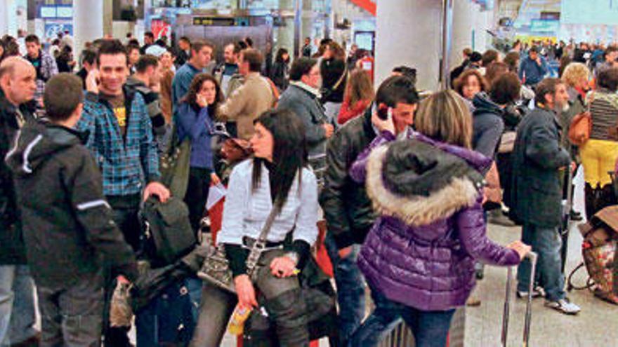 Pasajeros, en ,tierra por la huelga de controladores de 2010.