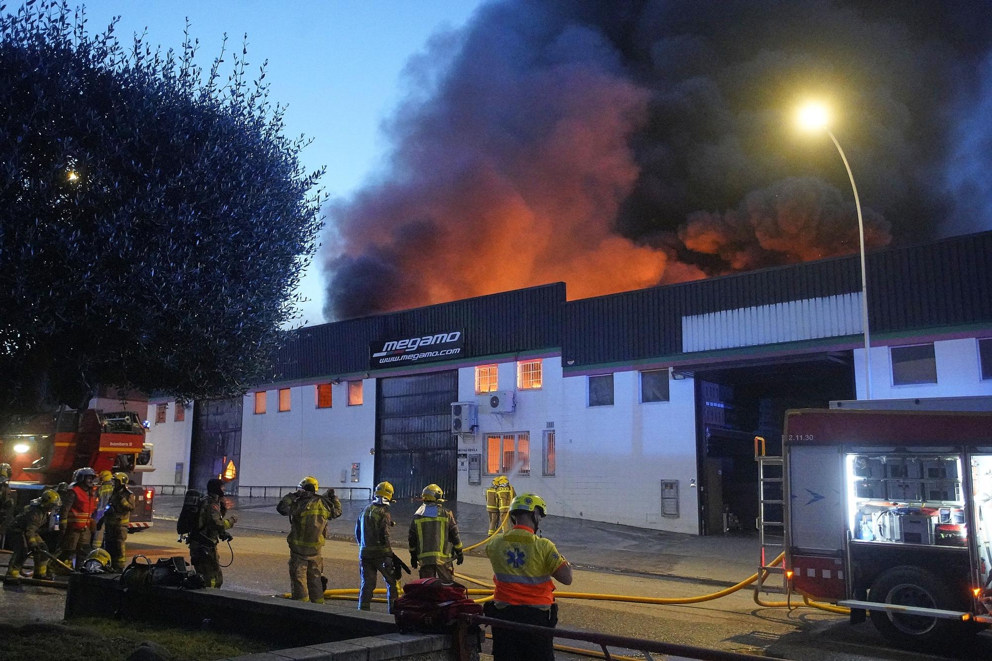 Un incendi destrossa una fàbrica de bicicletes i patinets a Vilablareix