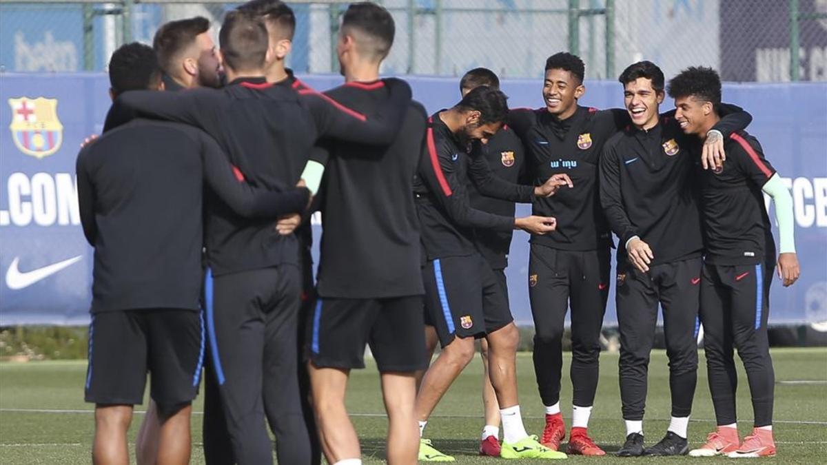 La plantilla del Barça B muestra su unión durante el entrenamiento de este viernes
