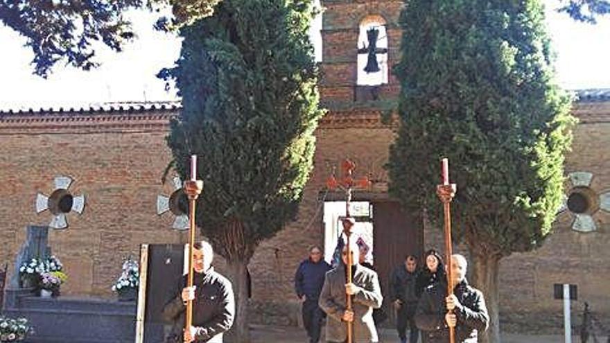 Llegada de la procesión al cementerio de Toro.