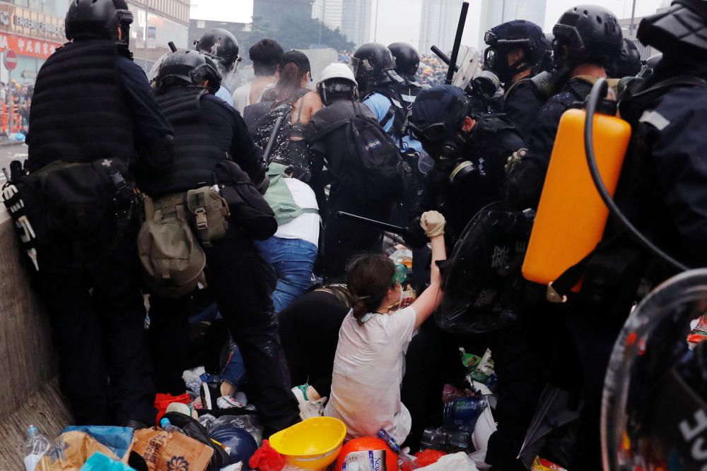Miles de manifestantes paralizan Hong Kong