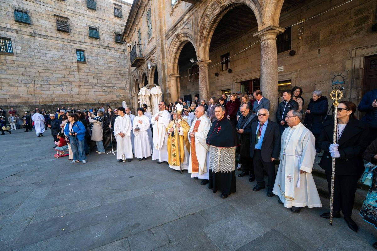 Santiago vive la Pascua con la procesión del Cristo Resucitado y el encuentro en la Quintana Santiago vive la Pascua con la procesión del Cristo Resucitado y el encuentro en la Quintana