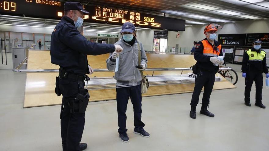 El reparto en Alicante de mascarillas contra el coronavirus fracasa por el escaso uso del transporte público