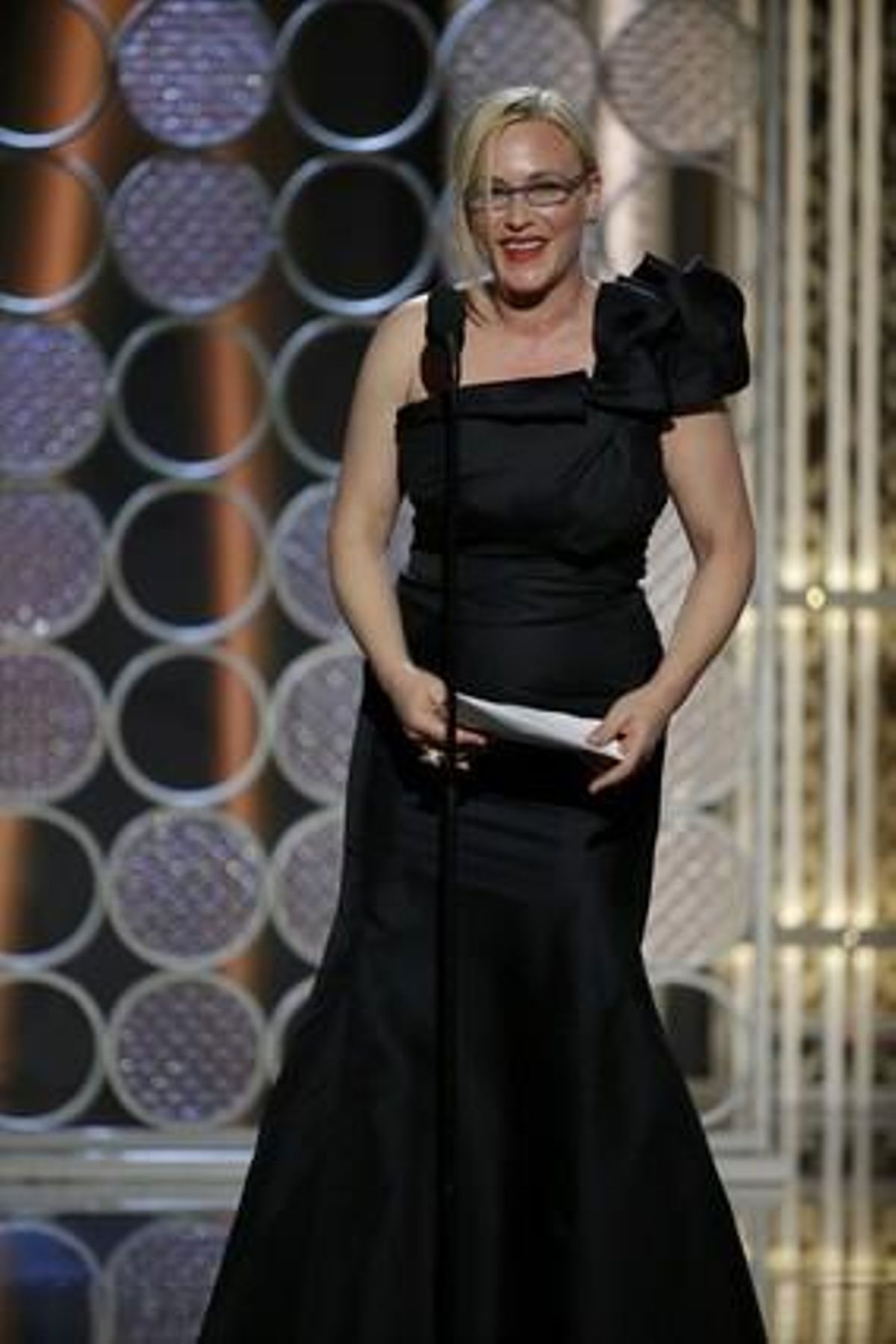 Patricia Arquette, amb un vestit en negre amb flor a l’espatlla, que no va causar sensació.