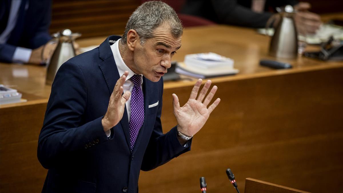 VALENCIA 21 9 20  Corts Valencianes  Toni Canto Politica  Les Corts Valencianes inician este lunes el debate de politica general  con una primera jornada que incluye los discursos tanto del president de la Generalitat  Ximo Puig  como de los portavoces de los grupos parlamentarios  y que esta marcado por la pandemia del coronavirus   En la imagen el portavoz de Ciudadanos Toni Canto  FOTO MIGUEL LORENZO