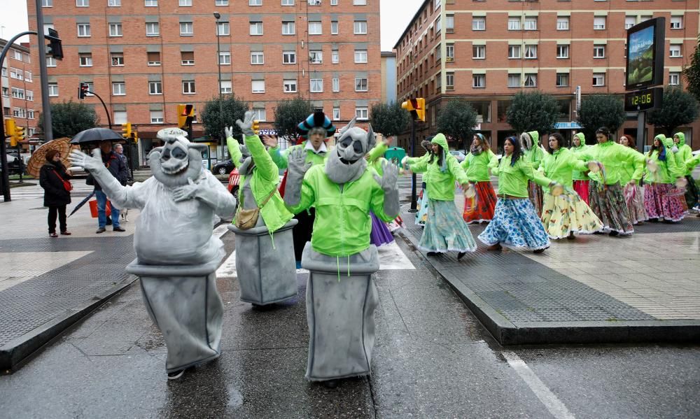 Desfile de charangas en Pumarín, en Gijón