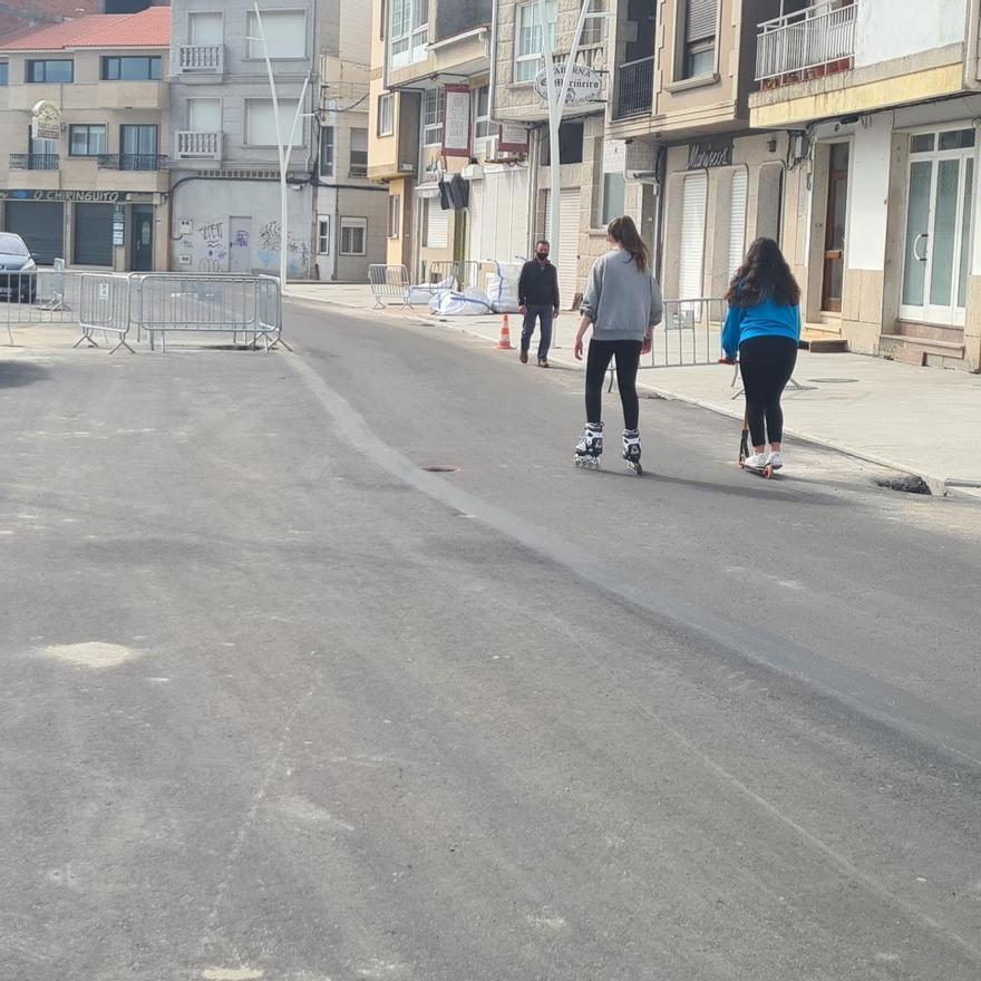 Jóvenes patinando por Beirarmar.