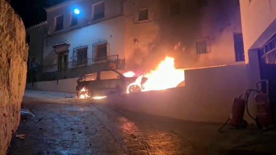 Vecinos de Canillas de Albaida sofocan un fuego que afectó a varias viviendas
