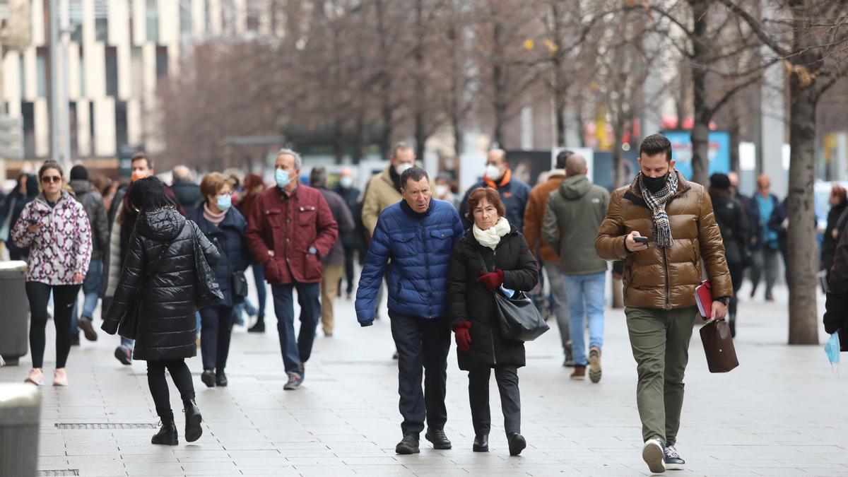 Un grupo de personas pasea por el paseo de Independencia de Zaragoza