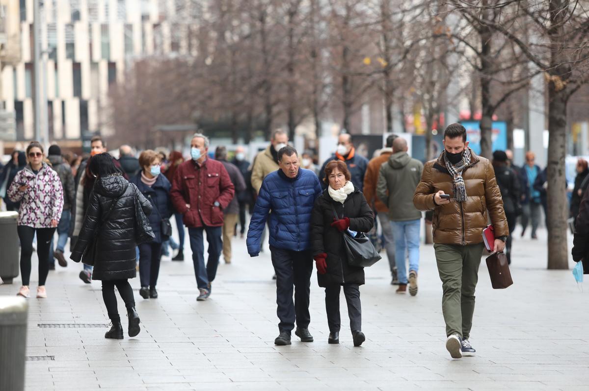 Un grupo de personas pasea por el paseo de Independencia de Zaragoza