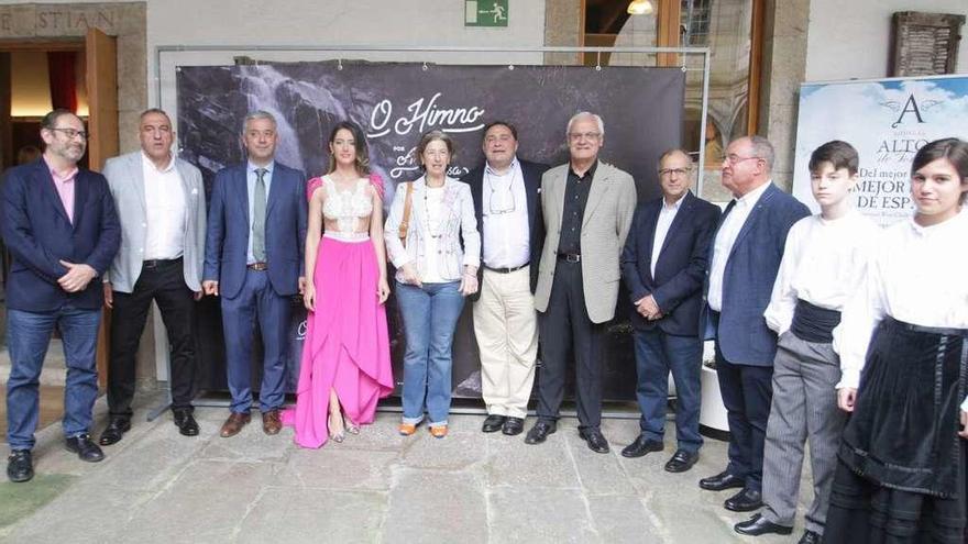 Queiman (2º e) e Pousa (4ª e), cos secretarios de Política Lingüística e da Emigración, Valentín García e Antonio Rodríguez; a directora de Relacións Institucionais, Blanca García-Señoráns, e Víctor Freixanes. // X. Álvarez