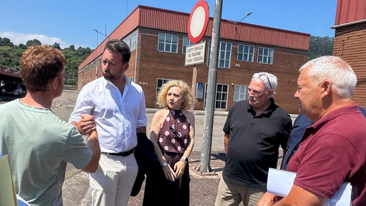 Álvaro Queipo, segundo por la izquierda, a su llegada a la reunión.