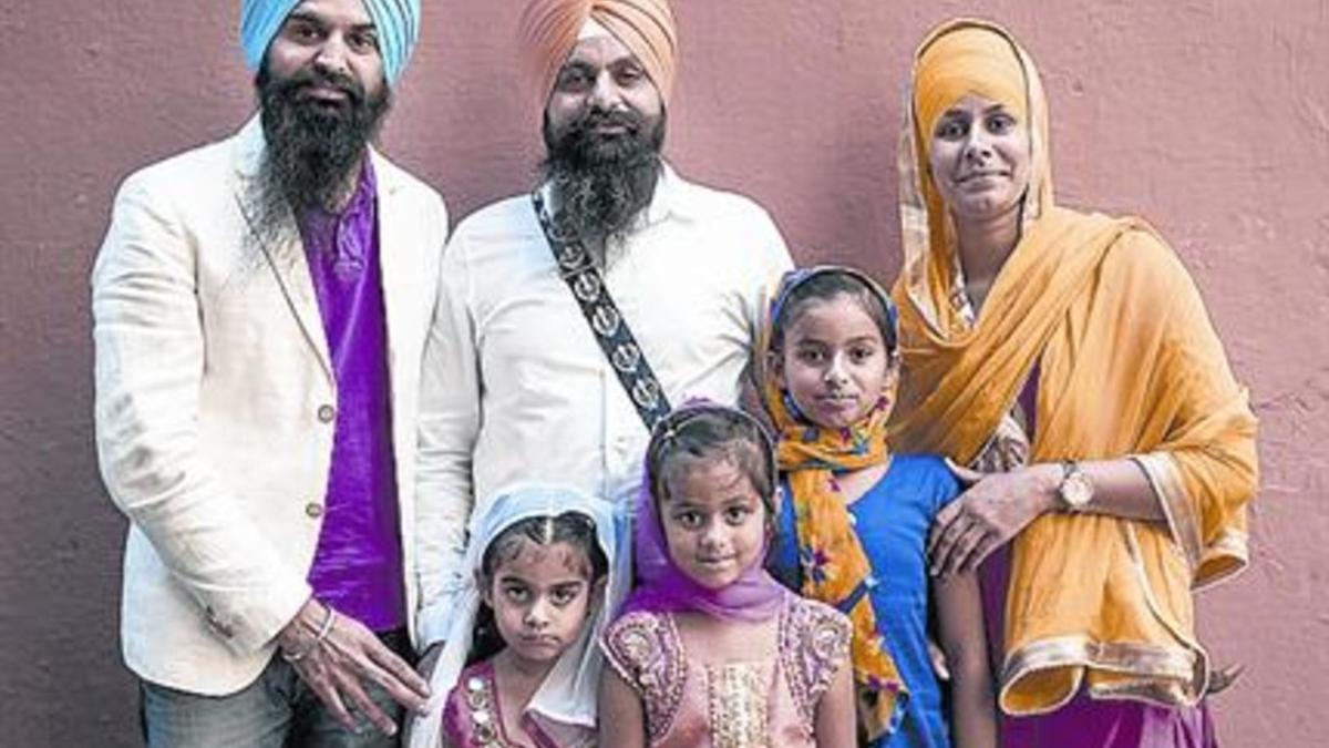 Una familia sij de Barcelona, a la salida de la 'gurdwara'.