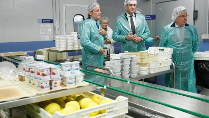 Desde la izquierda: Antonio Sáez, Alberto Castro y Rafael López en la cocina del Hospital Provincial