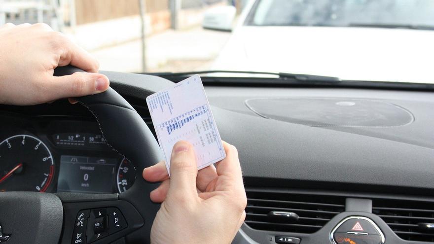 Revisa tu carnet de conducir: este es el dato que te puede costar una multa de la DGT