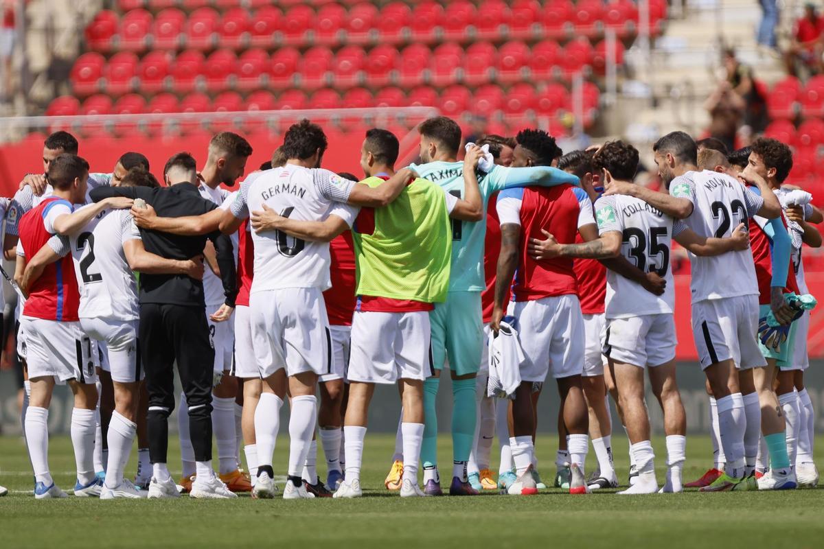 PALMA DE MALLORCA (BALEARES), 07/05/2022.-Los jugadores del Granada celebran su victoria contra el Mallorca, durante el partido de la jornada 35 de La Liga este sábado en el Estadio de Son Moix.- EFE/ Cati Cladera