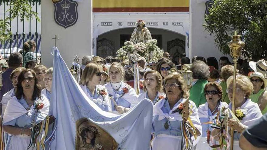 La romería de Bótoa de Badajoz atrae a unas 30.000 personas a pesar de abrir el comercio