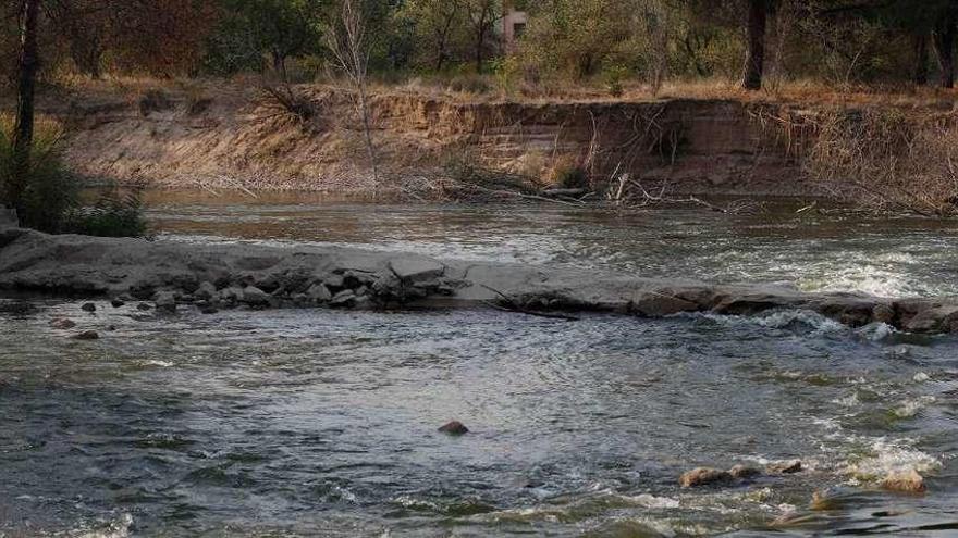 Azud de Cabañales, que será reparado por una rotura que pone en riesgo la fisionomía del río.