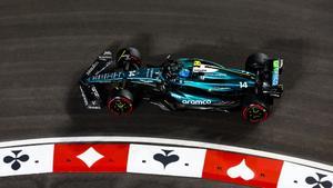 Fernando Alonso, al volante del AMR24 en el Strip de Las Vegas