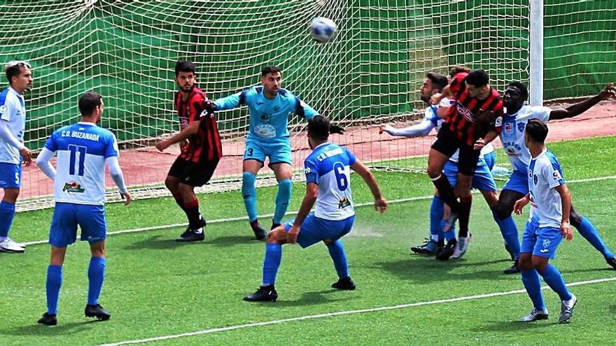 El Buzanada buscó el gol y lo logró en la recta final del partido. | | UNIÓN VIERA