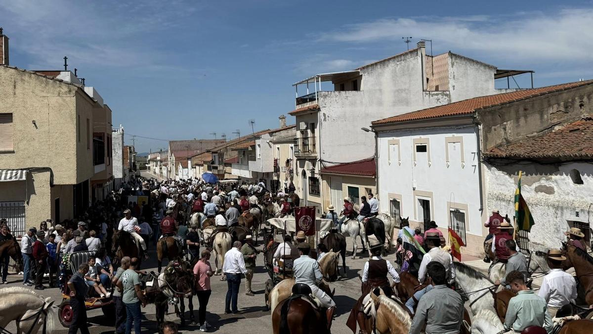 Concentración ecuestre en Torreorgaz hacia la ermita de San Isidro.