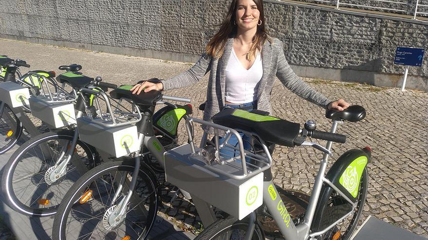 La alumna de la Politécnica, Tamara Hernández, junto al servicio de préstamo de bicis de Lisboa.