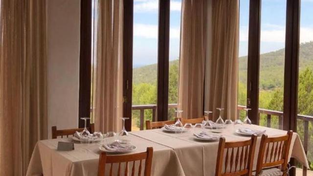 Un paisaje verde se divisa desde la mesa. | | S’ESPARTAR