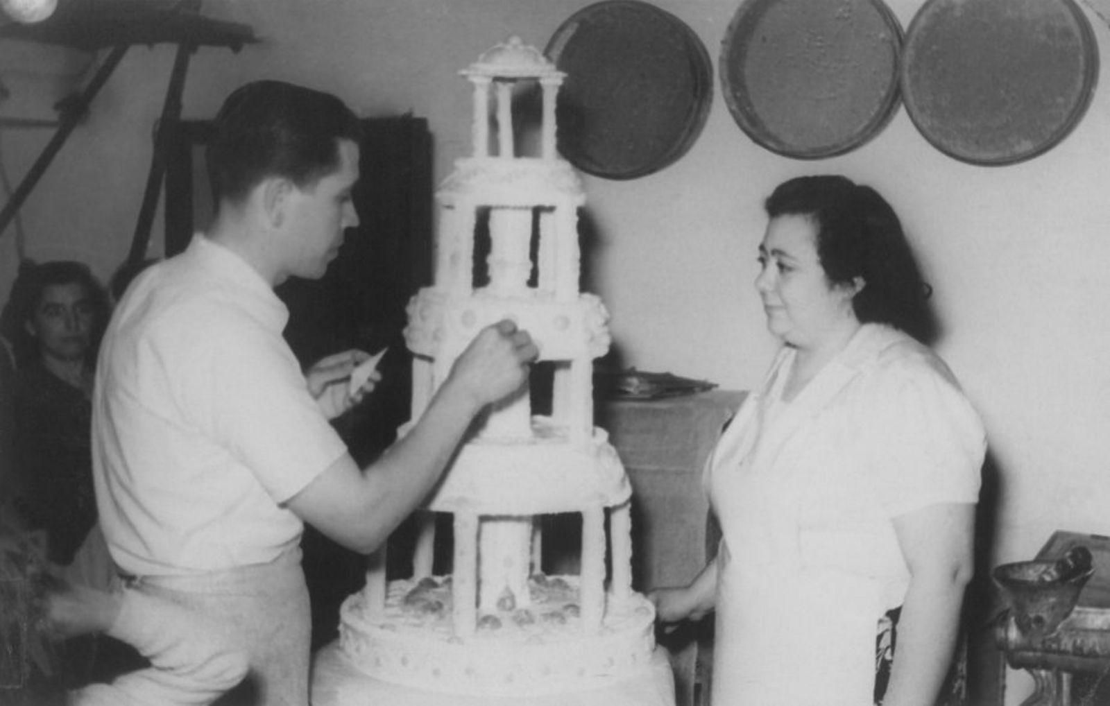  Los padres de Vicente y Nieves preparando el pastel de bodas de Vicent Viñas