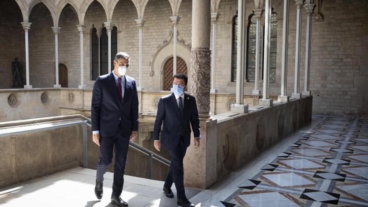 El presidente del Gobierno, Pedro Sánchez, y el 'president' de la Generalitat, Pere Aragonès, se dirigen a su despacho bilateral previo a la reunión de la mesa de diálogo del pasado 15 de septiembre de 2021 en Palau, en Barcelona.