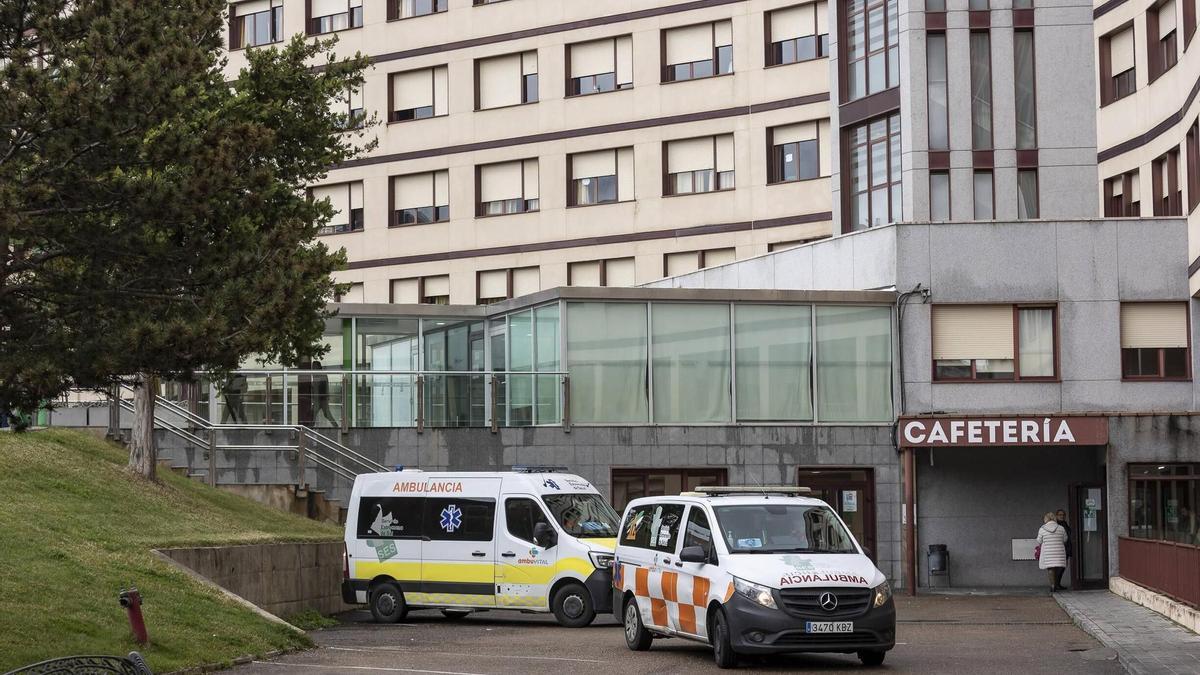 Ambulancias en el Hospital de Mérida.