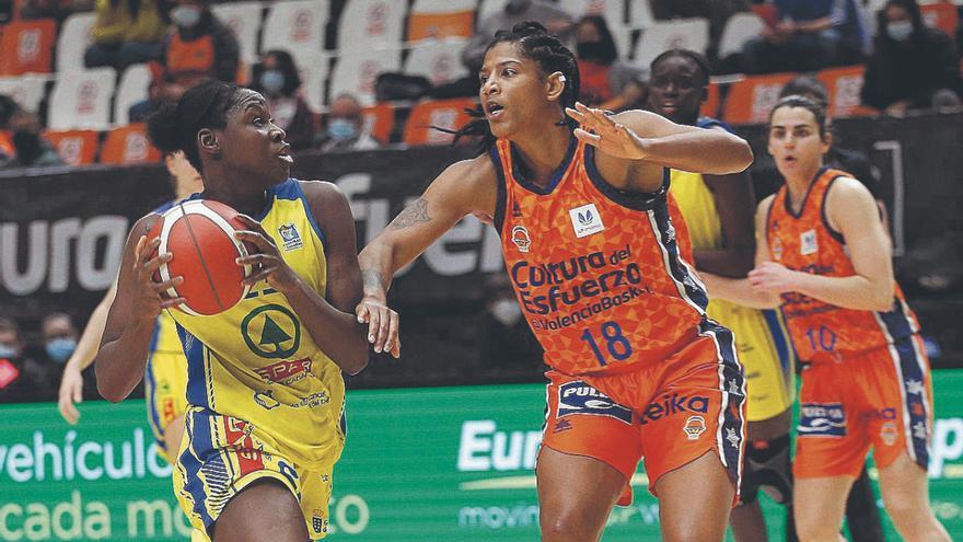 Sika Koné, del SPAR Gran Canaria, intenta buscar el aro ante la defensa de Celeste Trahan-Davis, del Valencia. | | VALENCIA BASKET