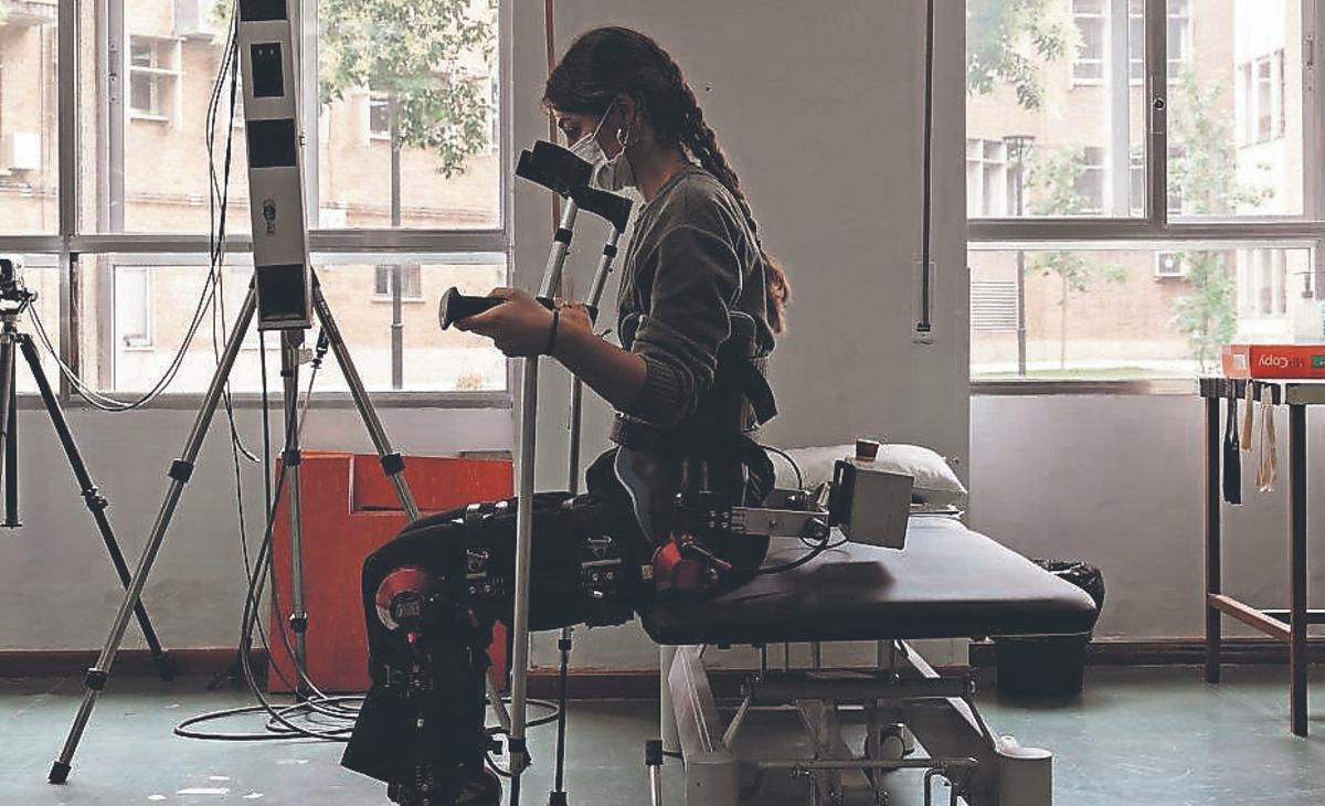 Una mujer haciendo uso de un exoesqueleto