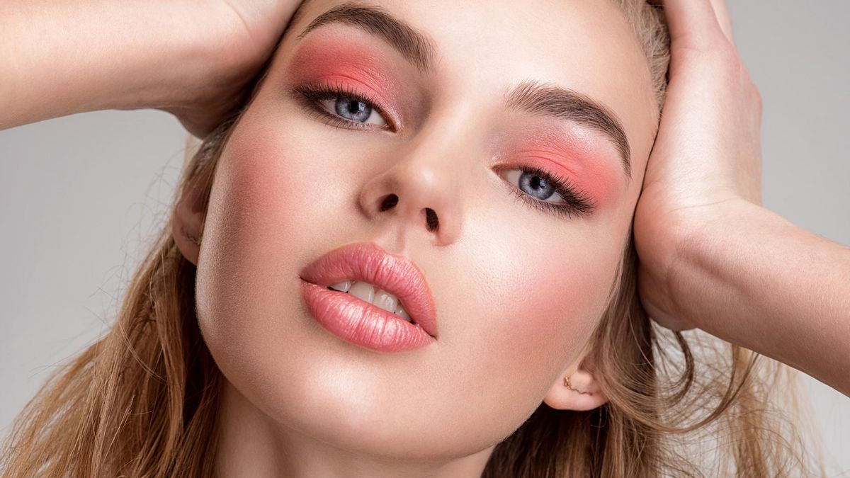 Blush marcado, el truco de las celebs para parecer descansadas sin dormir 8 horas