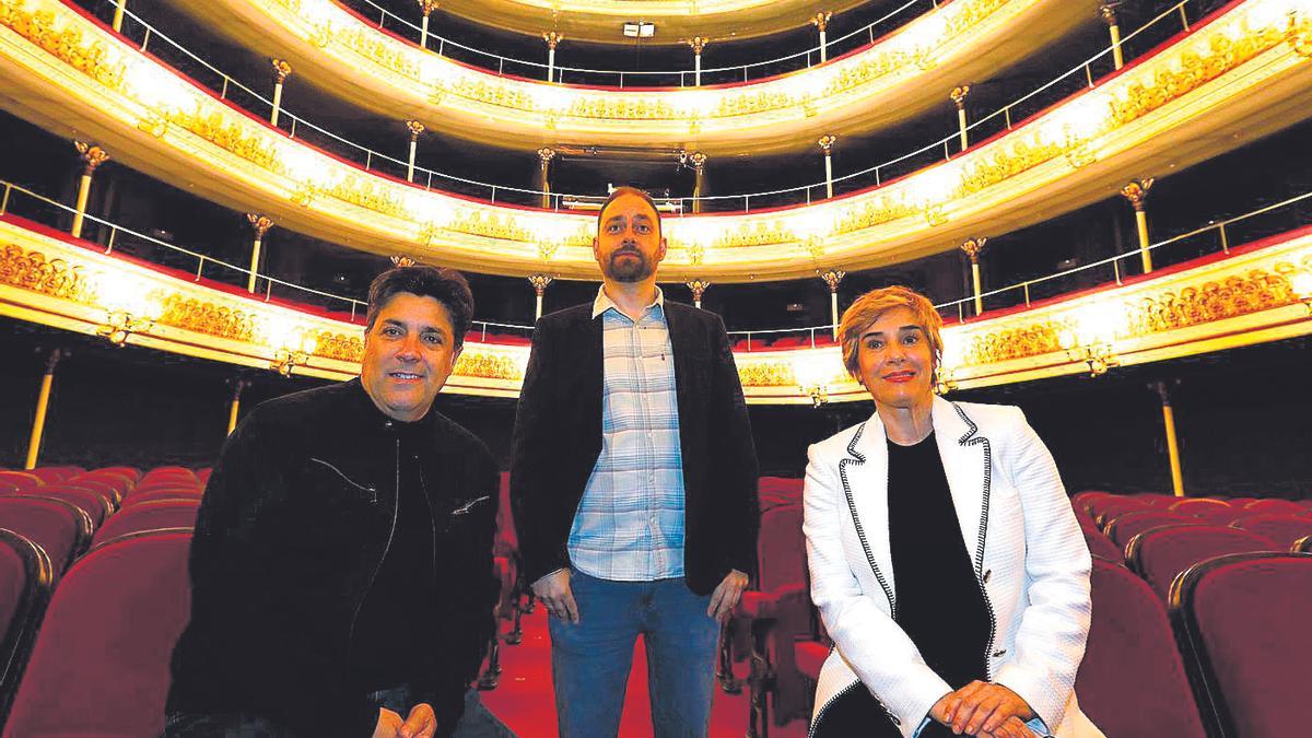 José Saiz, Eduardo Galán y Anabel Alonso, esta mañana, en el Teatro Principal de Zaragoza.