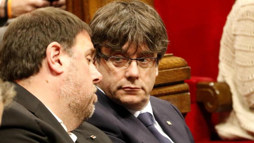 Oriol Junqueras i Carles Puigdemont conversant al Parlament.