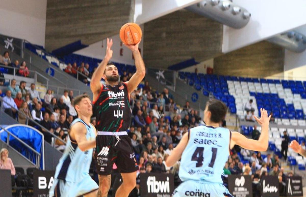 Vázquez penetra a canasta ante el Oviedo.