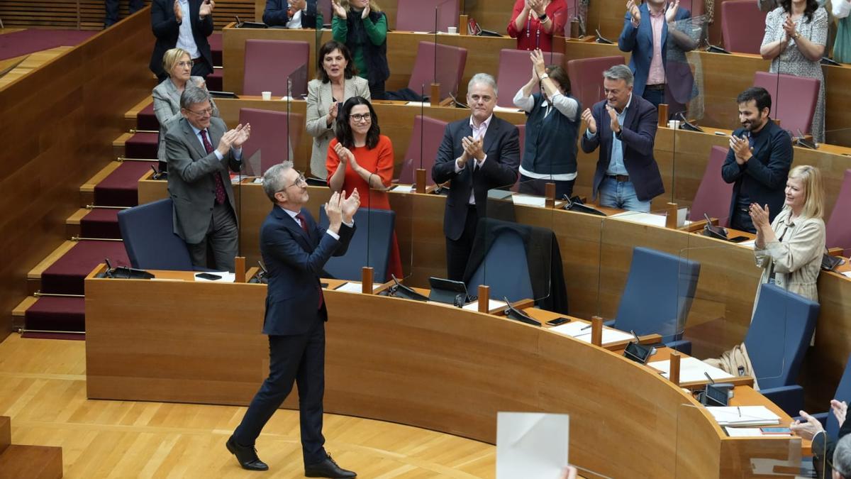 El conseller de Hacienda, Arcadi España, celebra la aprobación de los presupuestos.