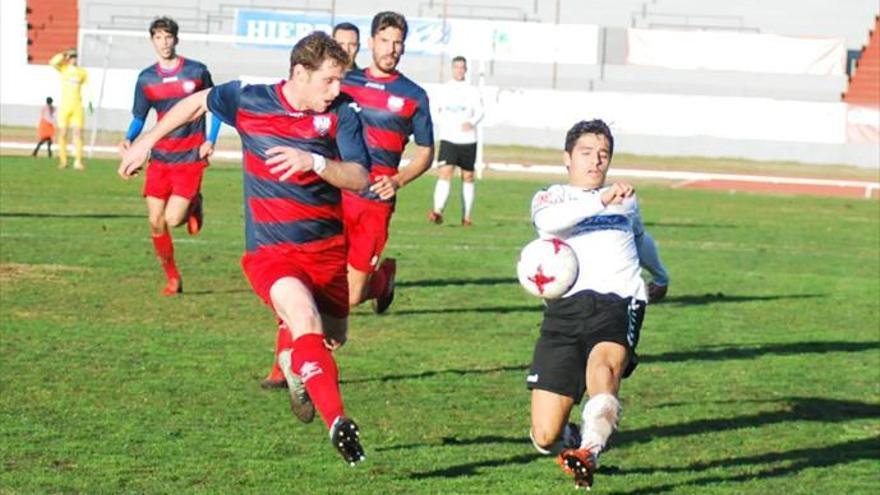 Plasencia gana al Arroyo y al césped