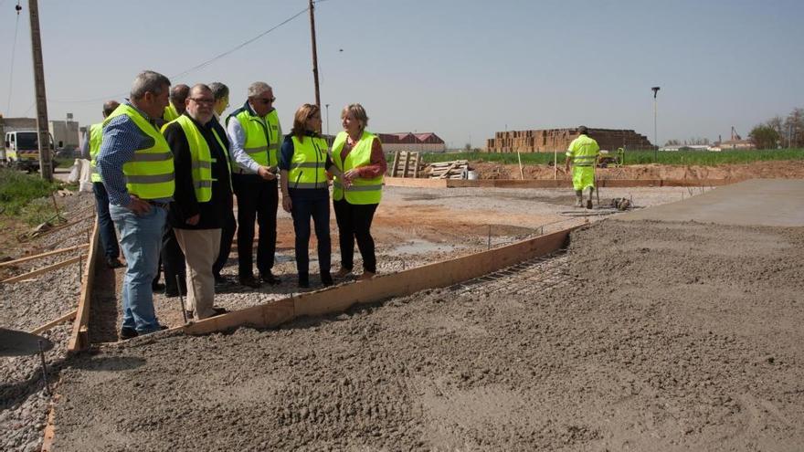 La presidenta de la Diputación, la alcaldesa de Villaralbo y responsables de Cobadú visitan las obras