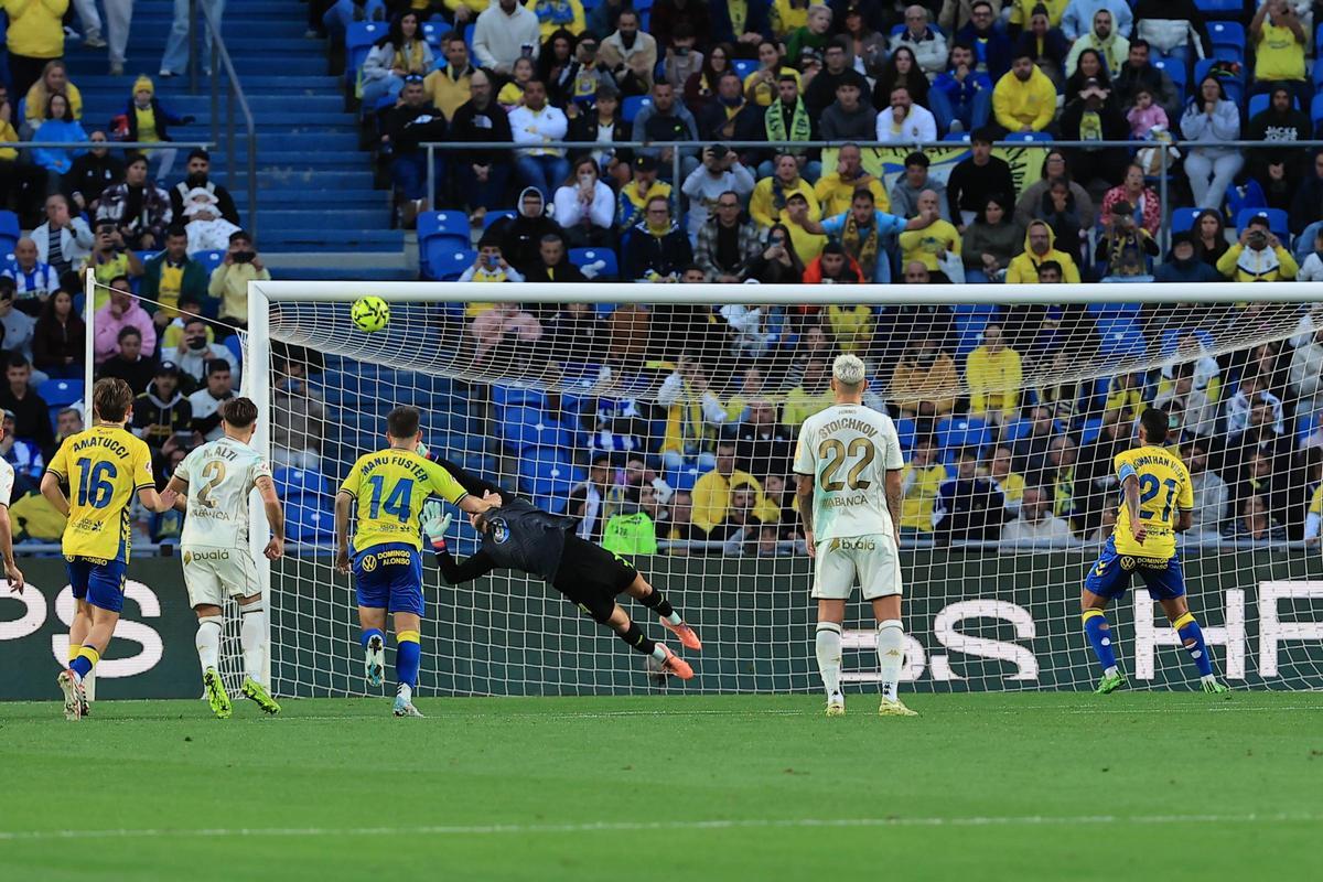 Ferllo para el lanzamiento de Jonathan Viera en el partido contra al UD Las Palmas.