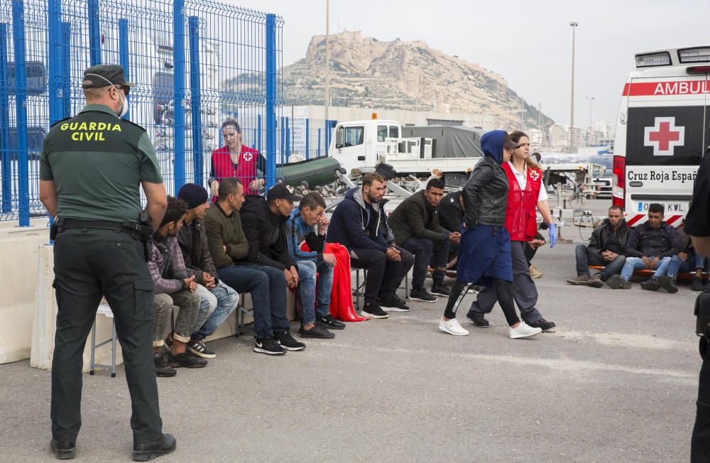 Veinte inmigrantes llegan al Puerto de Alicante