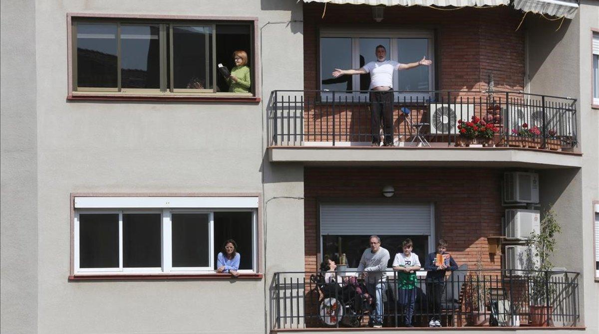 Un edificio de Barcelona con sus vecinos confinados en casa.