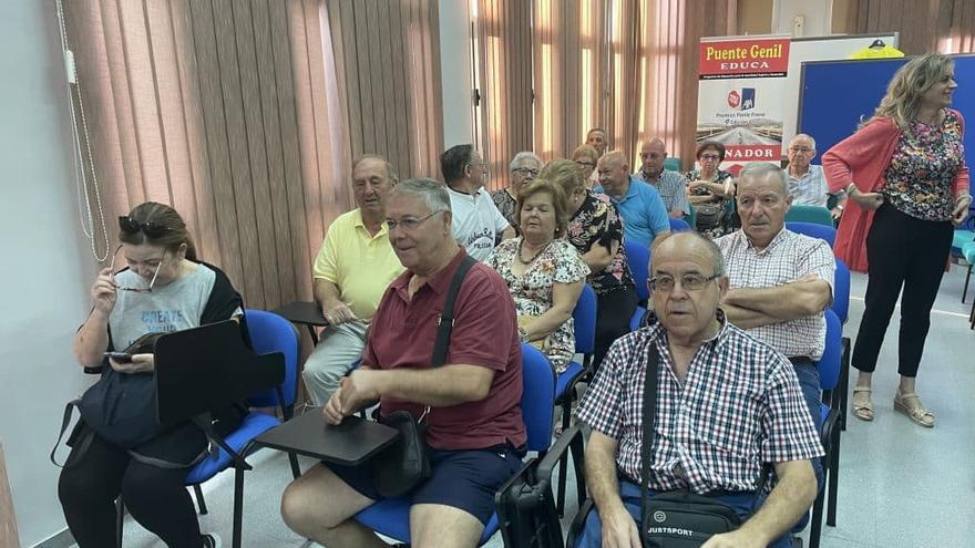 Asistentes a la conferencia sobre movilidad en Puente Genil.