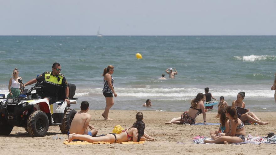 Los mil contratados por el Consell para informar a los visitantes en las playas se incorporan el 1 de julio