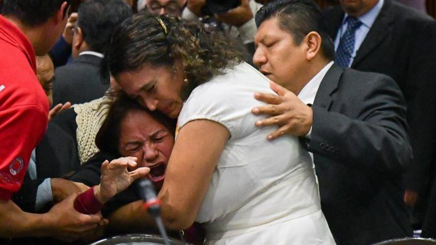 La diputada Carmen Medel llora tras conocer la noticia.