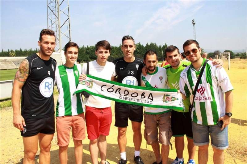 Aficionados animan al Córdoba en el último entrenamiento antes de Las Palmas