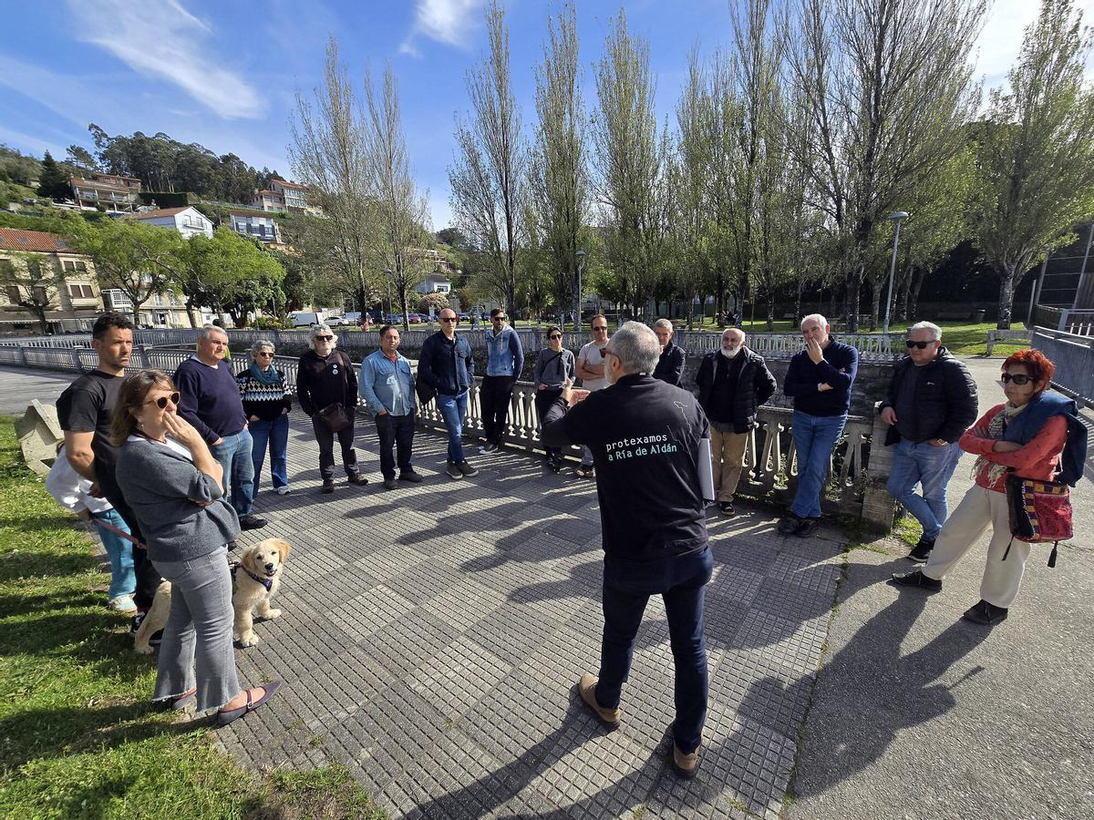 La Plataforma Augas Limpas convocó este viernes una concentración y protesta para colocar carteles advirtiendo de los vertidos de fecales a la ría de Aldán